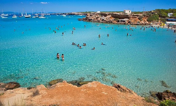 Ảnh 04. Cala Saona, Formentera Đứng ở vị trí thứ 4 là Cala Saona, Formentera. Bạn có thể thuê xe máy ở cảng La Savina và đi đến đảo Cala Saona cách đấy chỉ vài km. Bãi biển này có nước trong xanh, cát trắng cùng những vách đá cheo leo ở cả hai hướng. Đây cũng là một nơi lý tưởng để ngắm hoàng hôn.