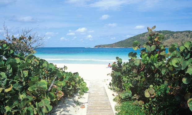 Ảnh 08. Flamenco Beach, Puerto Rico Nếu như được yêu cầu một bãi biển nhiệt đới hoàn hảo thì có lẽ Playa Flamenco trên đảo Culebra - được bình chọn vị trí thứ  8 sẽ là tất cả những gì bạn có thể tưởng tượng được. Đó là một vùng vịnh với cát trắng, nước biển màu xanh ngọc ấm áp và cây cối tốt tươi. Hòn đảo gần như không phát triển là do quân đội Hoa Kỳ đã chọn nơi này làm vùng giao chiến với một chiếc xe tăng Sherman rỉ sét nằm trên bãi cát