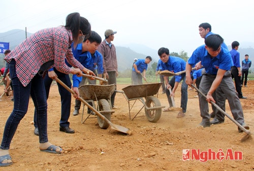 Những trai bản vốn quen thuộc với việc lên rừng xuống núi hôm nay tay xuổng tay cuốc hăng say làm nông thôn mới cho địa phương xã Tam Thái. (Trong ảnh: Những đoàn viên, thanh niên Tương Dương san mặt bằng để làm sân vận động cho bản Lủng, xã Tam Thái).