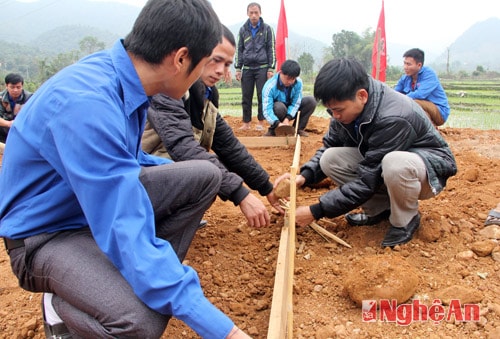 Do ở xa, các đoàn viên, thanh niên phải đi từ sáng sớm khi trời còn tối và lạnh. Trên trang phục của các đoàn viên, ngoài chiếc áo đoàn thì vẫn còn những chiếc áo ấm dày nịch.