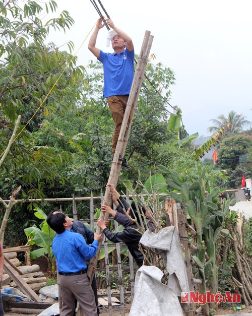 Nguồn đóng góp do các đoàn viên thanh niên trong huyện nhà và sự quyên góp của các doanh nghiệp trên địa bàn huyện. Trong đợt này Đoàn huyện Tương Dương đã đầu tư hơn 80 triệu đồng để thực hiện 4 công trình trên có 4 bản của xã Thạch Giám.