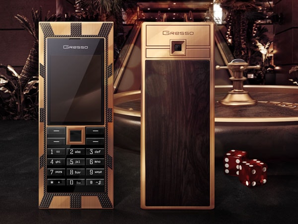 Ảnh 06: Gresso Luxor Las Vegas Jackpot Xếp ở vị trí thứ 6 là chiếc Gresso Luxor Las Vegas Jackpot được chế tác bởi nghệ nhân truyền thống Gresso vào năm 2005 tại Thụy Sĩ với giá khoảng 1 triệu đô la Mỹ. Chiếc điện thoại được làm bằng vàng khối nặng 180 gram với ốp lưng làm từ loại gỗ cây Backwood châu Phi hơn 200 năm tuổi - loại gỗ đắt tiền nhất trên thế giới và màn hình Sapphire.