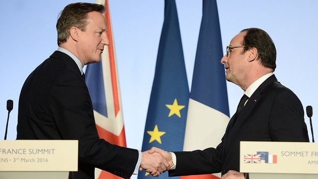 Thủ tướng Anh David Cameron (trái) và Tổng thống Pháp François Hollande sau cuộc gặp cấp cao hôm 3/3. Ảnh: Guardian.