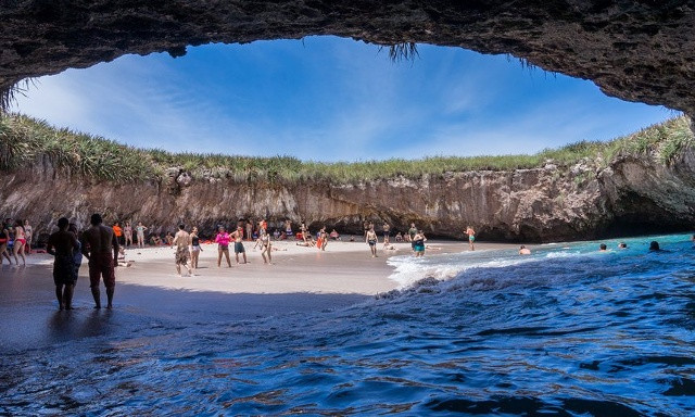 Ảnh 10. Playa del Amor (Hidden Beach), Mexico Đứng cuối cùng trong top 10 là một bãi biển trong lòng đất - Playa del Amor, Mexico. Đầu những năm 1900, đây là nơi thử nghiệm vũ khí của Chính phủ Mexico, vì vậy người ta tin rằng một quả bom đã tạo ra lòng chảo này. Để đến được đây thì bạn sẽ phải bơi hoặc chèo thuyền qua một đường hầm rất dài. Tuy nhiên bãi biển này hoàn toàn xứng đáng để bạn bỏ công sức ra; bạn còn có thể bắt gặp một chú cá voi lưng gù trên đường nữa!