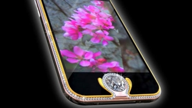 Chiếc điện thoại iPhone 3G Kings Button được chế tác bởi nghệ nhân người Áo Peter Aloisson đứng vị trí thứ 3 với giá bán khoảng 2,4 triệu đô la Mỹ. Nút home của chiếc điện thoại được làm bằng những viên kim cương trắng tuyệt đẹp 6,6 cara và hơn 138 viên kim cương bao quanh nó.