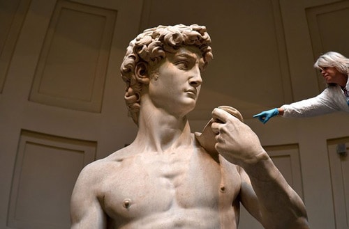 Florence, Italy: Một nhà phục chế đến từ Hiệp hội hữu nghị Florence lau chùi bức tượng David của Michelangelo, một trong những bức tượng nổi tiếng nhất thế giới tại Galleria dell’Accademia. Ảnh: Alberto Pizzoli/AFP/Getty Images.