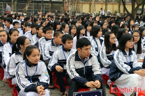 Học sinh Trường THPT chuyên Phan Bội Châu tại buổi lễ. Cùng với Trần Khánh Vi, trong năm học 2015 - 2016, hơn 80 học sinh khác của trường đã đạt giải tại cuộc thi HSG Quốc gia trong đó có 7 giải Nhất