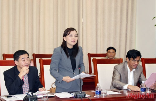 Bà Nguyễn Thị Dung - Phó Chủ tịch UBND Thị xã Cửa Lò Đề nghị UBND tỉnh chủ trì và Sở TT-TT  tổ chức họp báo, sở VH-TT&DL cùng các ban, ngành phối hợp. Đề nghị tỉnh đoàn tổ chức cuộc thi Người đẹp phố biển Cửa Lò
