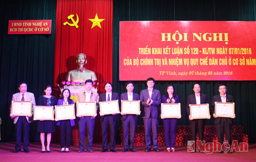 Đồng chí Lê Xuân Đại trao thưởng cho các tập thể có thành tích xuất sắc trong việc thực hiện quy chế dân chủ cơ sở năm 2015. 