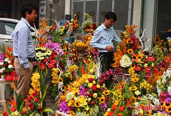Những ngày này, hầu hết khách hàng là những “đấng mày râu” mua hoa tặng những người phụ nữ yêu thương của mình