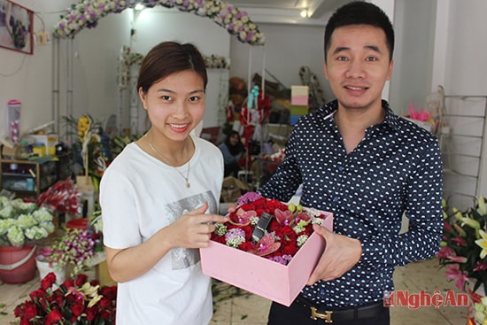 Đây còn là dịp các chàng trai thể hiện tình cảm với một nửa của mình