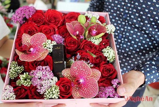 Những kiểu dáng hoa tươi lạ độc đáo, lạ mắt được nhiều thanh niên lựa chọn làm quà tặng bạn gái trong ngày này
