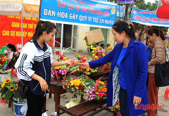 Còn với nhiều nhiều bạn sinh viên, đây còn là dịp để làm thiện nguyện bằng việc bán hoa tươi để gây quỹ, hỗ trợ những cụ già, em nhỏ khó khăn.