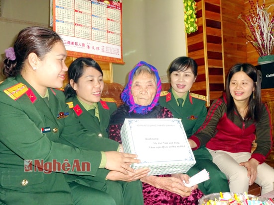 Hội LHPN cơ quan Bộ Tham mưu Quân khu 4, Bộ CHQS tỉnh ân cần thăm hỏi, động viên và trào quà cho mẹ VNAH Nguyễn Thị Ngại.