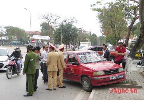 Lực lượng chức năng khám nghiệm hiện trường