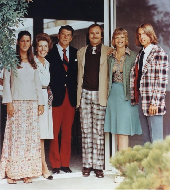 Gia đình Reagan trong bức ảnh chụp năm 1976 ngoài ngôi nhà riêng ở Pacific Palisades. Trong ảnh, từ trái sang: Patti, Nancy Reagan, Ronald Reagan, Michael Reagan, Maureen Reagan và Ron Reagan. Ảnh: REUTERS/Reagan Family Photo Collection.