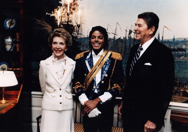 Vợ chồng Tổng thống Reagan chụp ảnh cùng nam danh ca Michael Jackson vào tháng 5/1984. Ảnh: REUTERS.