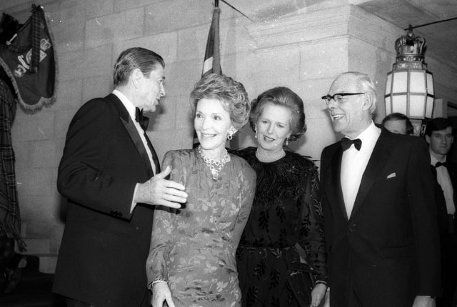 Tổng thống Ronald Reagan và phu nhân Nancy cùng đi với Thủ tướng Anh  Margaret Thatcher và phu quân Dennis tới Đại sứ quán Anh tại Mỹ ngày 20/2/1985. Ảnh: Reuters/Charles Cancellare.