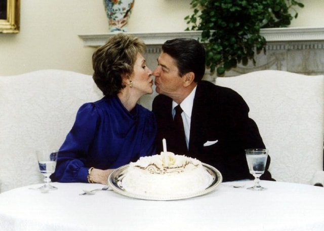 Vợ chồng Tổng thống Ronald Reagan kỷ niệm ngày cưới tại Nhà Trắng hôm 4/3/1985. Ảnh: REUTERS.