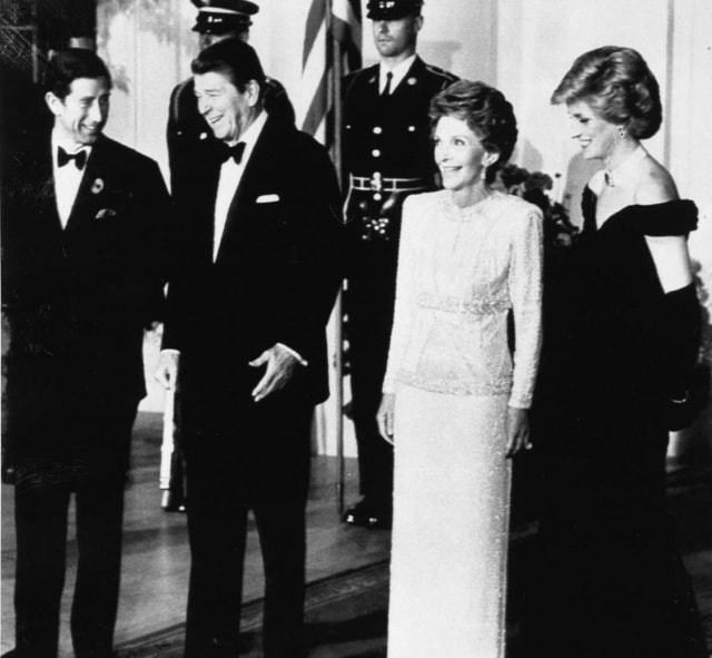 Tổng thống Ronald Reagan cùng phu nhân Nancy đón Hoàng tử Charles và Công nương Diana tại Washington ngày 9/11/1985. Ảnh: REUTERS/Joe Marquette.