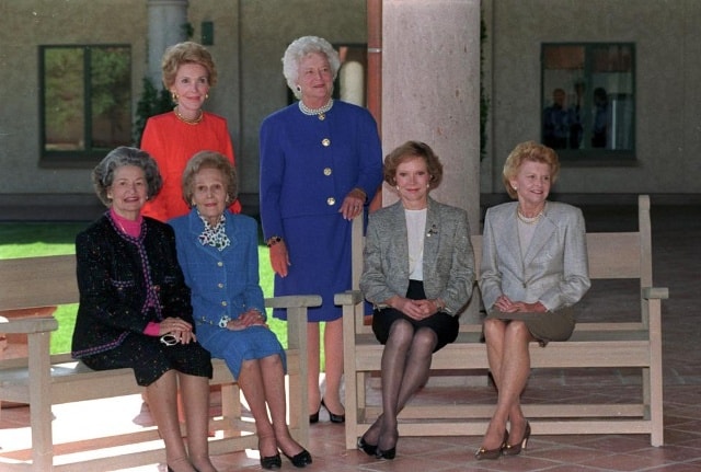 Cựu Đệ nhất phu nhân Nancy Reagan cùng các phu nhân Barbara Bush, Bird Johnson, Pat Nixon, Rosalyn Carter, và Betty Ford cùng chụp ảnh tại lễ khánh thành thư viện tổng thống Ronald Reagan ở Thung lung Simi ngày 4/11/1991. Ảnh: REUTERS/Gary Cameron.