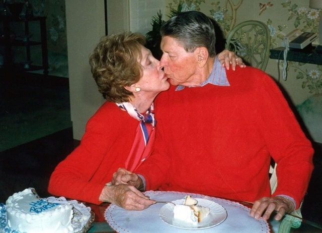 Ronald và Nancy Reagan trong dịp mừng sinh nhật thứ 89 của Tổng thống Reagan tại tư gia ở Bel Air, California hôm 6/2/2000. Ảnh: REUTERS.