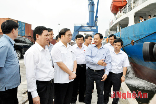 Phó Thủ tướng Hoàng Trung Hải và các đồng chí lãnh đạo tỉnh kiểm tra luồng lạch, năng lực bốc dỡ của Cảng Cửa Lò.  Ảnh: Hữu Nghĩa