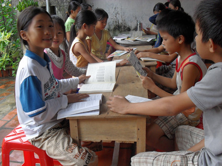 Hoàng Kiêm.     Tên tủ sách cũng là tên vị tiến sĩ đầu tiên của làng Quảng Hà ngày xưa (nay là làng Hà Đông, xã Diễn Cát, huyện Diễn Châu, tỉnh Nghệ An) 