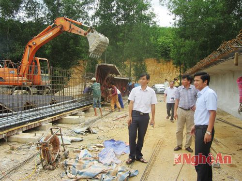 BTV Huyện ủy Quỳ Châu kiểm tra tiến độ thi công công trình cầu Châu Hội. 