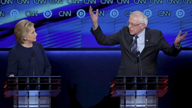 Bà Hilary Clinton (trái) và ông Bernie Sanders trong cuộc tranh luận tại Flint, Michigan. Ảnh: Internet.