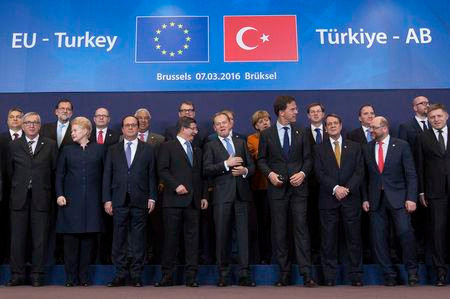 Thủ tướng Thổ Nhĩ Kỳ Ahmet Davutoglu (giữa) cùng các nhà lãnh đạo EU tại hội nghị thượng đỉnh EU-Thổ Nhĩ Kỳ ở Brussels hôm 7/3, trong bối cảnh EU đang muốn Ankara hỗ trợ ngăn dòng người tị nạn và di cư đổ về khối nước này. Ảnh: Reuters.