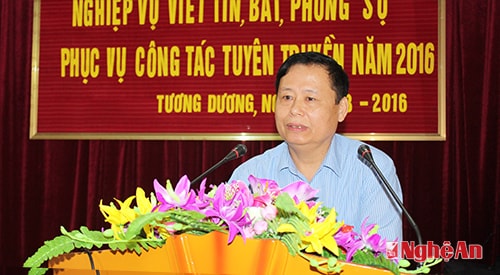 Đồng chí Lâm Văn Đoàn - Phó Tổng Biên tập Báo Nghệ An phát biểu tại cuộc tập huấn.