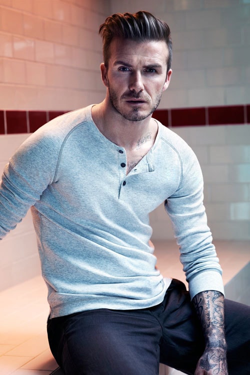 David Beckham là một trong những cầu thủ nổi tiếng và được yêu thích nhất trên toàn thế giới. Nếu như nam giới hâm mộ cầu thủ người Anh vì khả năng kiến tạo bàn thắng, chuyền bóng chính xác thì phụ nữ lại say mê David Beckham bởi vẻ ngoài nam tính và sự tận tâm với gia đình. Anh và Victoria Beckham đã kết hôn gần 20 năm và có bốn đứa con xinh đẹp.