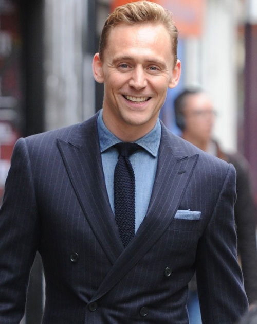 Tom Hiddleston là một trong số hiếm hoi diễn viên đóng vai phản diện được yêu thích. Sau Thor, Tom thậm chí còn được yêu thích hơn nhân vật chính. Diễn xuất mềm mại, cuốn hút cùng vẻ ngoài thân thiện ngoài đời giúp anh chinh phục nhiều khán giả nữ.