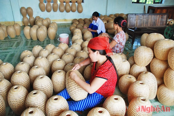 Ngoài nghề nông, nhân dân Quỳnh Diễn (Quỳnh Lưu) làm mây tre đan xuất khẩu tăng thêm thu nhập.