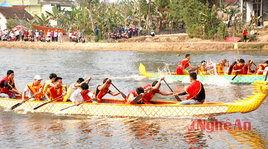 Hội thi đua thuyền Rồng truyền thống đã thu hút 20 đội với hơn 200 vận động viên tham gia. Mỗi đội phải điều khiển thuyền của mình hai vòng đi và về, chiều dài 3.000 mét.