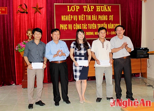 Báo Nghệ An trao thưởng cho các tổ có tác phẩm tốt trong phần thực hành.