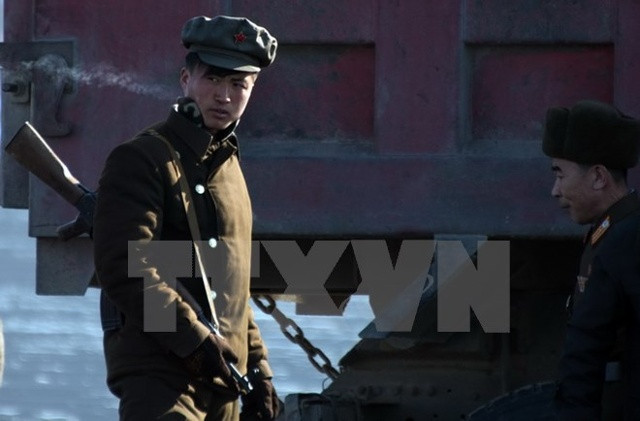 Binh sỹ quân đội Triều Tiên gác trên con tàu trên sông Yalu tại thị trấn biên giới Sinuiju ngày 9/2. (Nguồn: AFP/TTXVN)