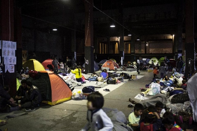 Người dân Afghanistan sống tạm bợ trong trại tị nạn ở cảng Piraeus, Athens, Hy Lạp. Ảnh: AFP.