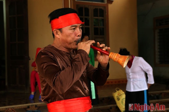 Theo các già làng, cái khó luyện nhất trong nhạc cụ người Thổ là kèn. Người thổi kèn là người phải siêng năng và có tính nhẫn nại. Để hòa nhịp được với tiếng cồng và trống, anh Nguyễn Trung Thu (làng U – Nghĩa Thắng – Nghĩa Đàn) đã phải tập luyện trong suốt nhiều năm trời.