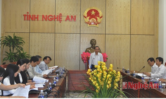 Đồng chí Hoàng Viết Đường - Phó Chủ tịch UBND tỉnh, Trưởng Ban tổ chức chương trình chủ trì buổi làm việc