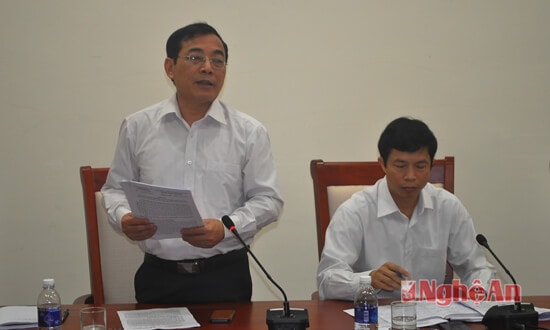 Đồng chí Nguyễn Văn Huy - Chủ tịch UB MTTQ tỉnh phát biểu nêu một số khó khăn hạn chế trong quá trình triển khai vận động, ủng hộ