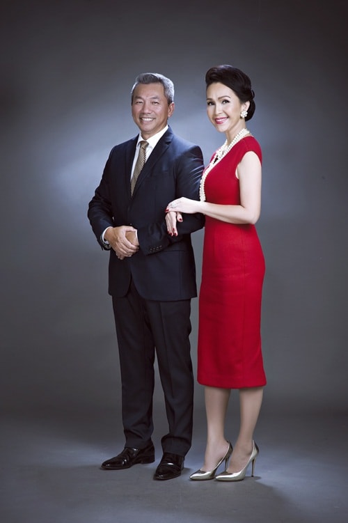 Trong bộ ảnh mới, gia đình Diễm My quây quần hạnh phúc bên nhau. Năm 1994, sau khi hoàn thành vai nữ chính trong bộ phim Về trong sương mù, Diễm My kết hôn với doanh nhân Hà Tôn Đức và rút lui khỏi làng giải trí để làm vợ, làm mẹ. Mãi đến 10 năm sau, chị mới trở lại với điện ảnh qua bộ phim 39 độ yêu.