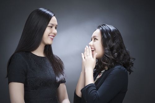 Thùy My (trái) năm nay 20 tuổi, sở hữu nụ cười tươi và vóc dáng cao ráo. Thùy My đang du học tại Mỹ. 