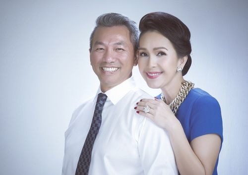 Diễm My rạng rỡ bên chồng. Chia sẻ về bí quyết giữ gìn hạnh phúc gia đình, chị cho biết sự nhường nhịn, tôn trọng và chu đáo, lúc nào cũng ăn vận chỉn chu là yếu tố vô cùng quan trọng để giữ lửa tổ ấm.