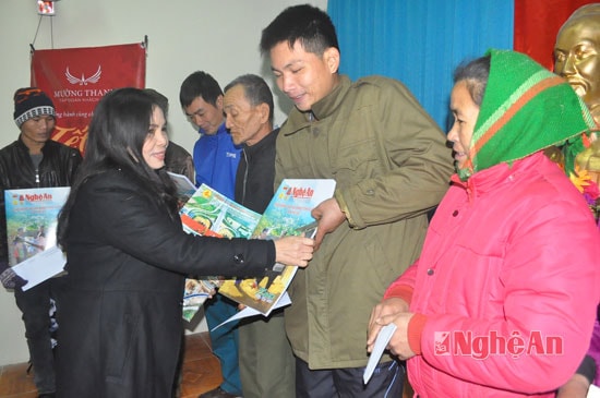Đại diện Ban biên tập Báo Nghệ An và Tập đoàn Mường Thanh Sông Lam tặng quà Tết cho các hộ nghèo xã Xiêng Mi, Tương Dương