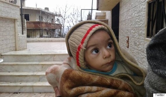 Một em bé tại khu vực đang bị bao vây ở Syria. Ảnh: Twitter.