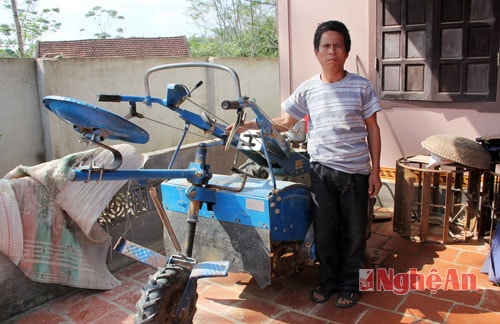 Anh Nguyễn Viết Xuân bên chiếc máy cày đa năng mà gia đình anh mua năm 2013-1