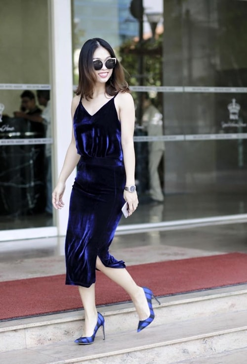 Fashionista Hà Mi khoe đường cong với váy nhung màu tím đậm. 