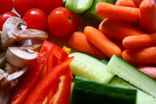 Đừng sơ chế trái cây, rau củ hay thịt quá lâu trước khi chế biến. Tiếp xúc với không khí lâu thì dù có đặt trong tủ lạnh thực phẩm vẫn bị khô, giảm giá trị dinh dưỡng.